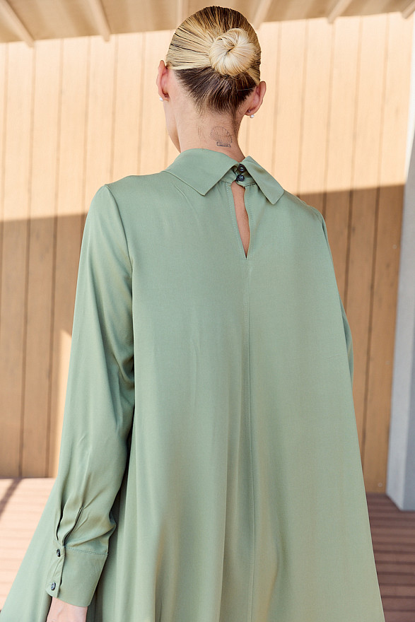 Свободное платье-трапеция с асимметричным низом