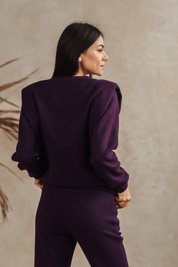 Tracksuit with shoulder pads