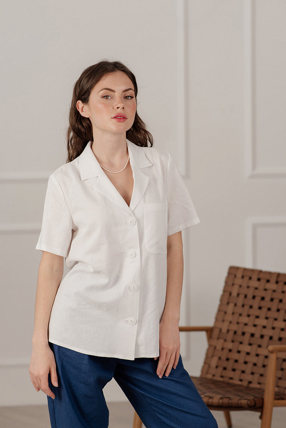 Белая льняная рубашка с пиджачным вырезом