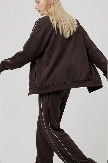  Элегантный прогулочный костюм с контрастными лампасами. Брюки на резинке с карманами и свитшот свободного кроя с рельефными вставками, карманами и воротником-стойкой на молнии. Идеальный выбор для стильного и современного повседневного образа.