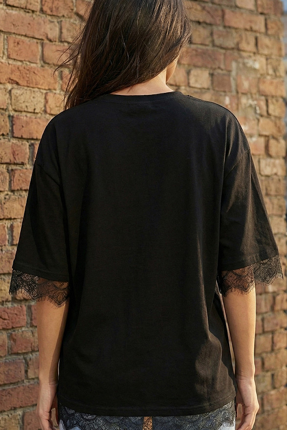 Чорна вільна футболка з мереживом та широкими рукавами