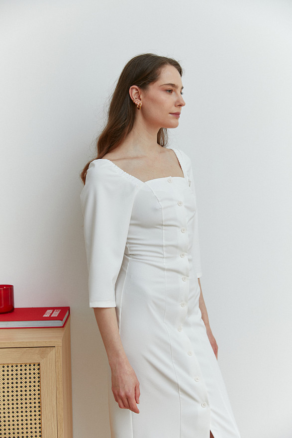 Молочное приталенное платье миди с квадратным вырезом горловины