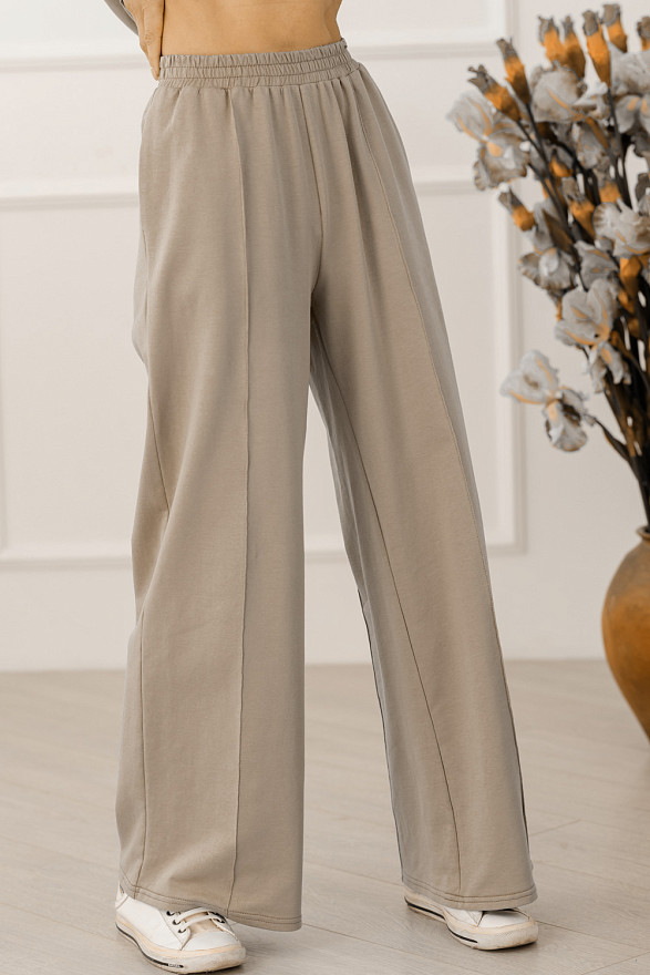 Бежевые спортивные брюки с широкими штанинами