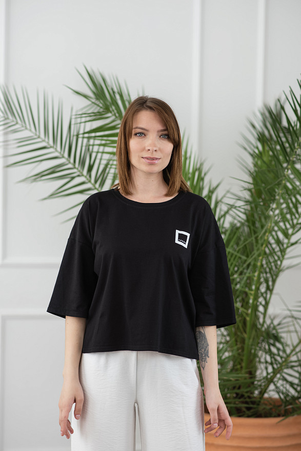 Бавовняна футболка з розрізами.