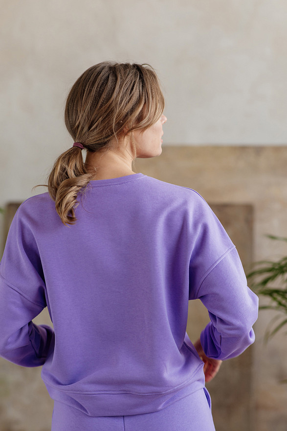 Лиловый свитшот с надписью