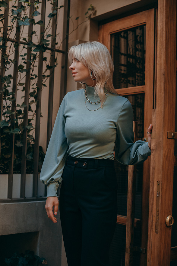 Свитер цвета тиффани с объемным рукавом