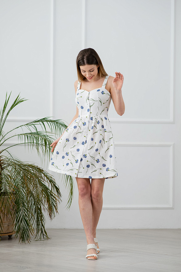 Платье на бретелях.