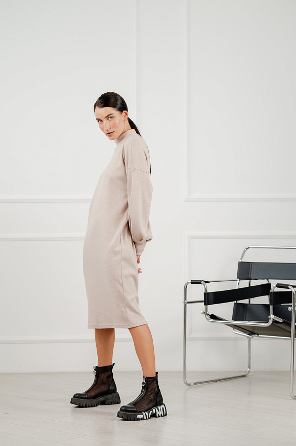 Бежева міді сукня з коміром стійкою