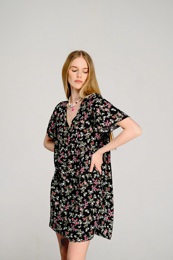 Чорна сукня-трапеція з V-подібним вирізом