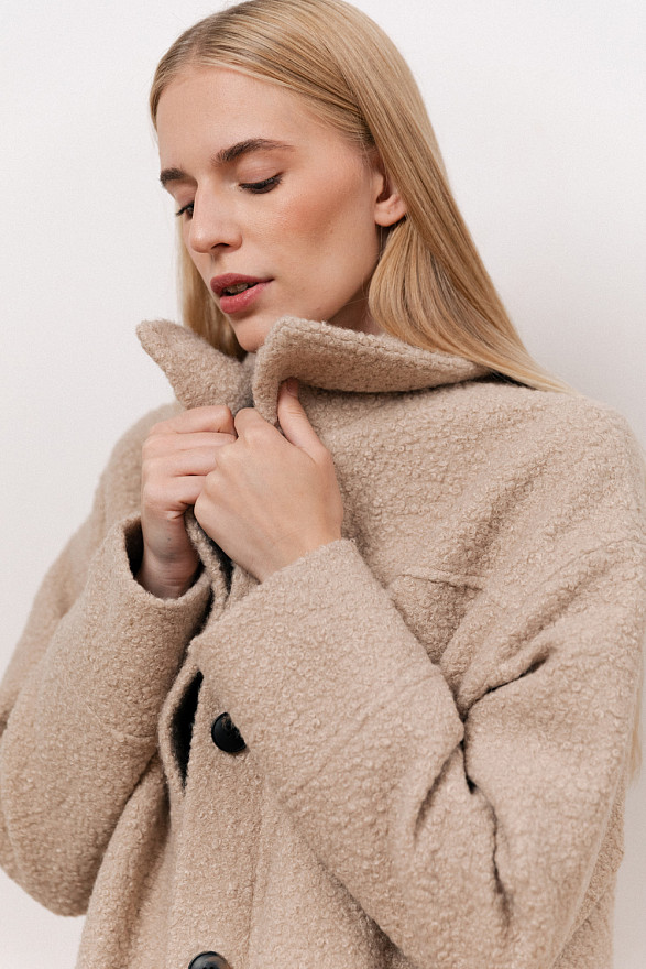 Бежеве пальто з букле