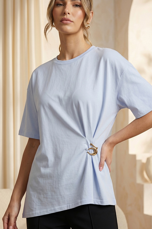 Блакитна асиметрична вільна футболка з розрізом та брошкою