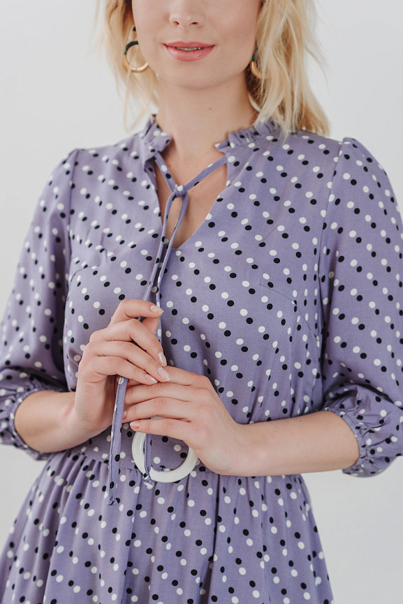 Лиловое платье в горошек