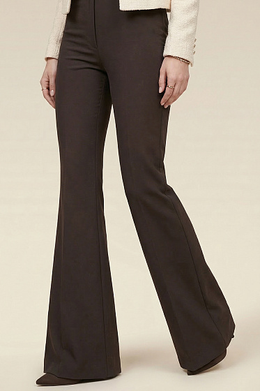 Low-rise flared trousers from the knee with a clean, streamlined cut. Elongates the legs and refines the silhouette. Zip and button closure, no pockets for a sleek, minimal finish. Perfect for modern, understated looks.