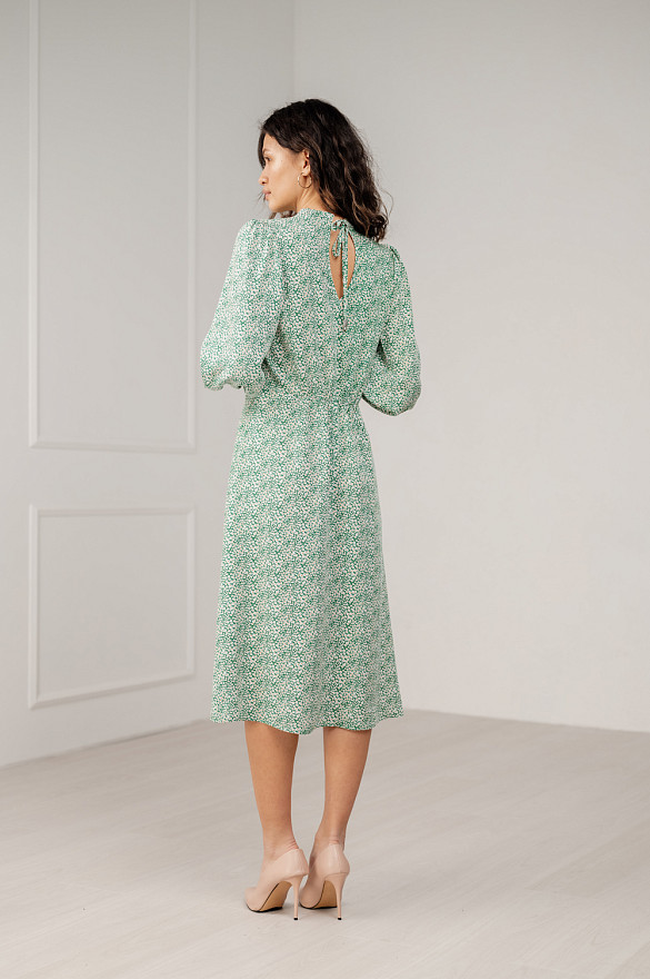 Сукня з коміром-стійкою з ніжними рюшами