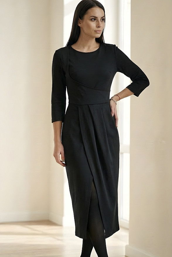 Чорна сукня-міді з асиметричною спідницею на запах