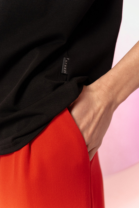 Черная прямая футболка с вертикальной надписью