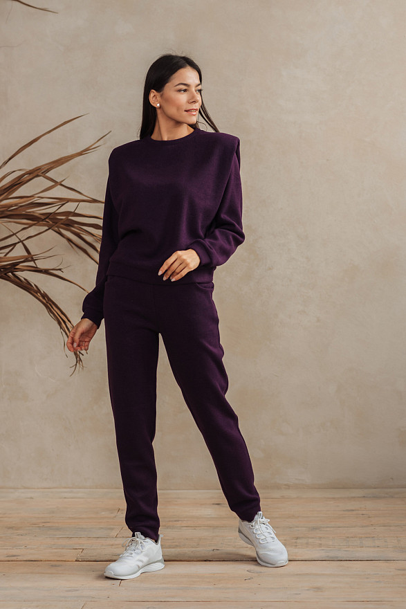 Tracksuit with shoulder pads