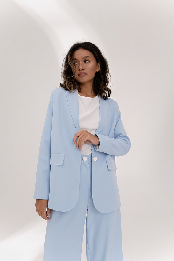 Голубой пиджак в стиле оверсайз