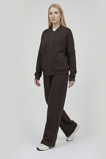 Елегантний прогулянковий костюм: світшот вільного крою на блискавці з рельєфними кишенями та штани з еластичним поясом і боковими кишенями. Мінімалістичний дизайн та продумана посадка створюють сучасний стильний образ для міста та дому.