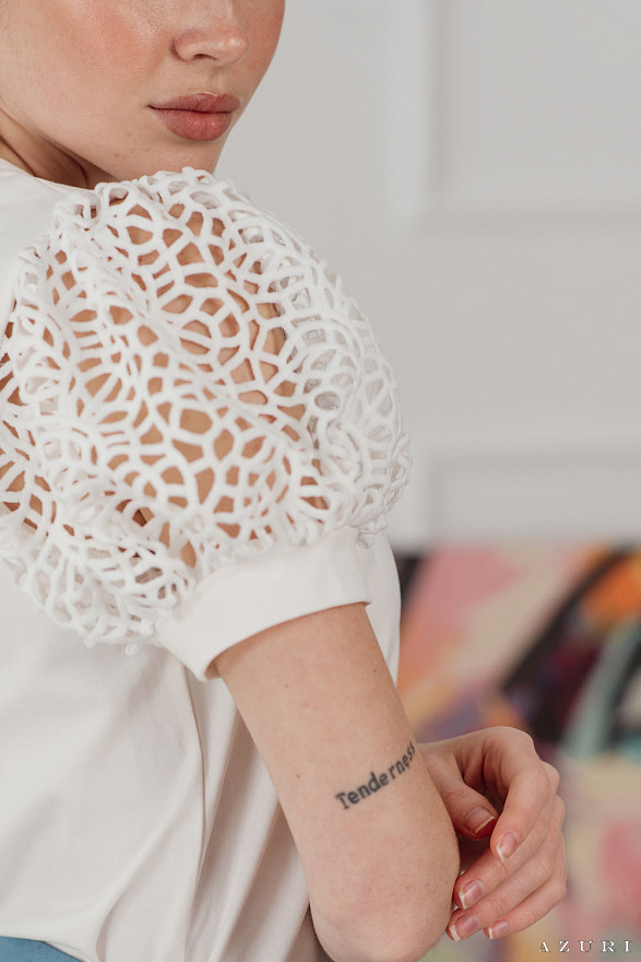 Белая футболка с рукавами фонариками