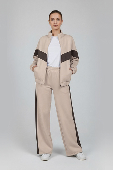 This warm, striped walking suit is a stylish and comfortable choice for everyday walks and leisure activities. Elasticated trousers with side pockets and contrasting stripes accentuate the sporty style and comfort. This loose-fitting, zippered sweatshirt with cap sleeves, a stand-up collar, and slit pockets fits perfectly without restricting movement. The cuffs and hem are ribbed for a secure fit.