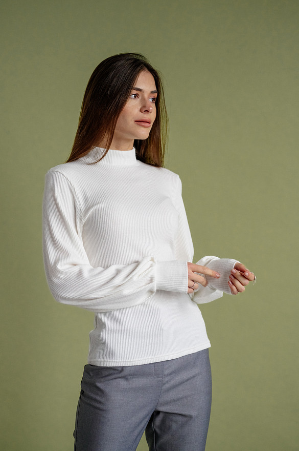 Молочний трикотажний гольф