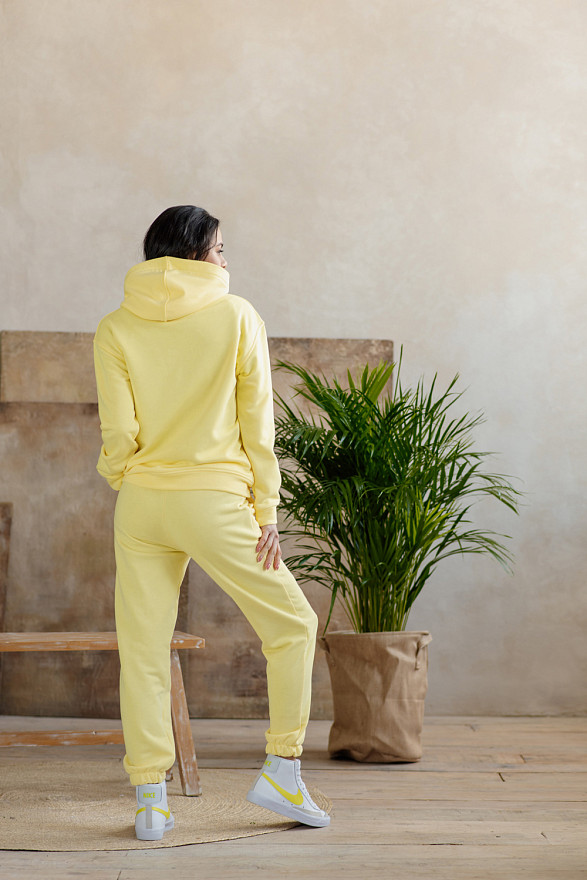 Желтый свитшот с надписью