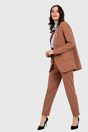 Піджак - це must have осінньо-зимового сезону. Піджак йде прямого, вільного крою, з коміром апаж. У піджаку є плічка і підкладка. До піджака можна підібрати брюки в тон.