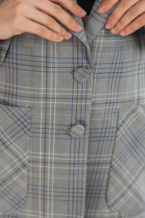 Buttoned plaid blazer
