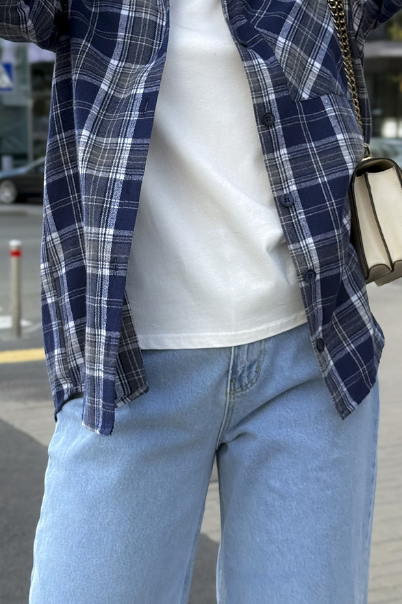 Синя пряма сорочка в клітку