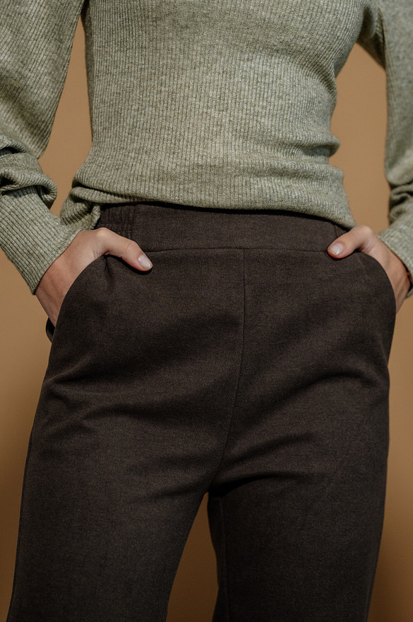 Knitted trousers with pockets and cuffs in hazelnut shade