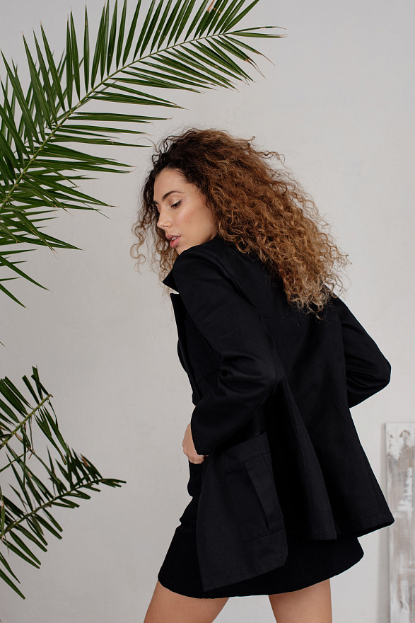 Чорний піджак у стилі сафарі з гудзиком