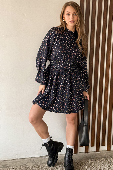 Легка та повітряна сукня-міні з подвійною пишною спідницею створить романтичний образ. Оригінальна деталь – рюша на горловині із зав'язкою на спинці. Талія підкреслена еластичною гумкою та поясом, забезпечуючи ідеальну посадку. Вільні довгі рукави на манжетах із гумкою додають комфорту. Універсальна модель для стильних образів на кожен день та особливі випадки.