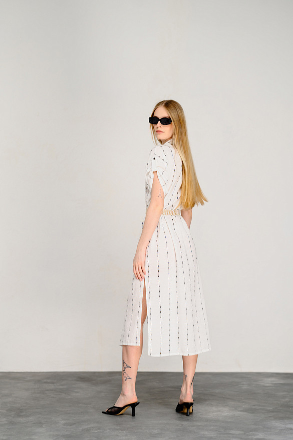 Белое платье-халат свободного кроя