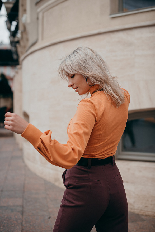 Трикотажный гольф с объемным рукавом