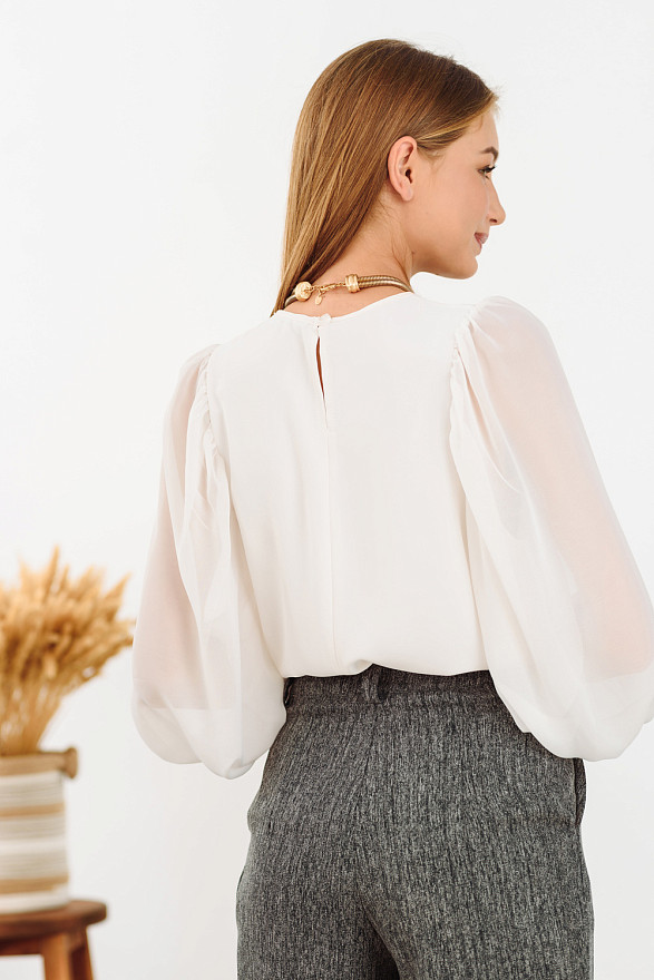 Молочна блуза з об'ємним рукавом
