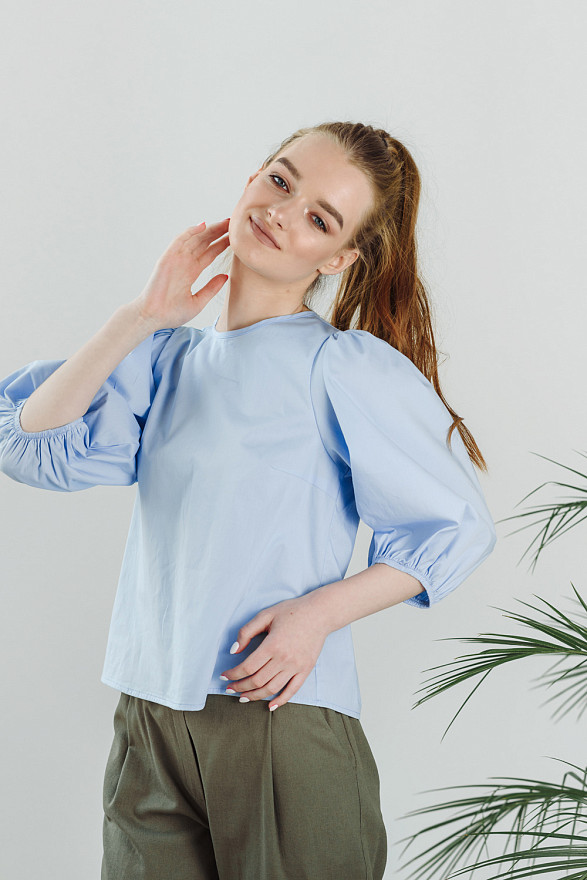Блакитна коттоновая блузка