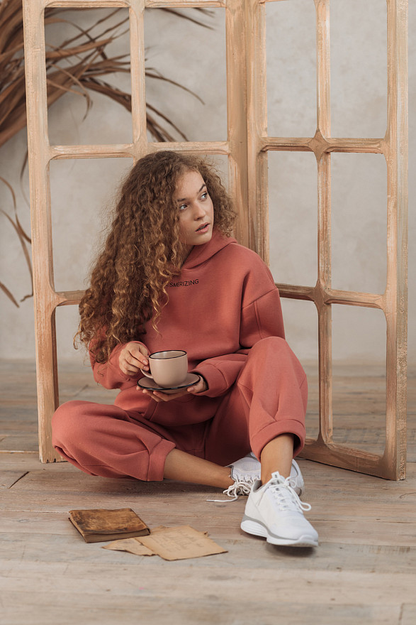 Sweatshirt with pocket and slogan