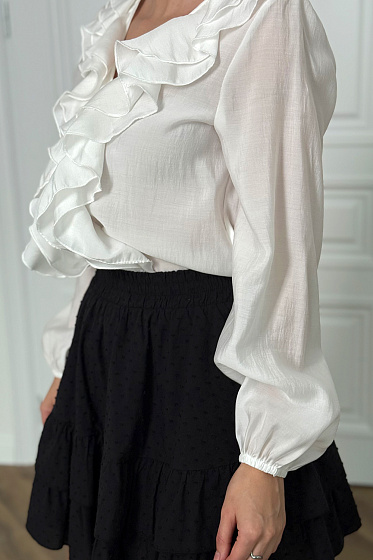 A fluffy skirt with ruffles made of lightweight batiste with a comfortable elasticated waistband. Ideal for summer looks. Pairs well with basic T-shirts, crop tops, blouses
