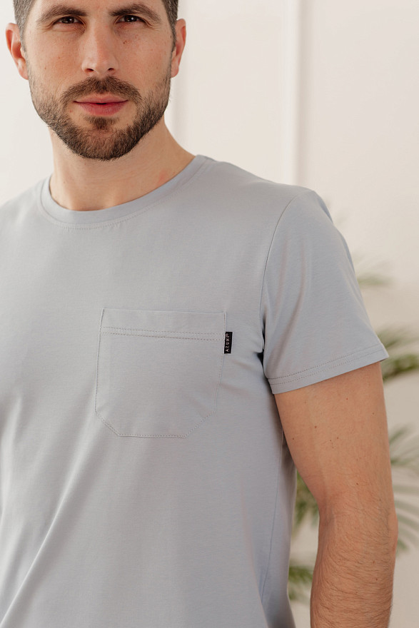 Серо-голубая футболка с карманом