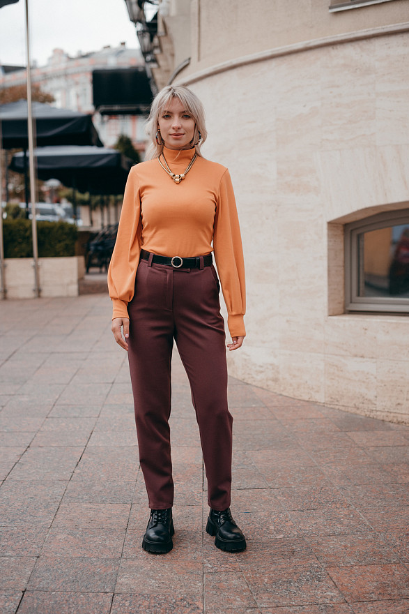 Трикотажный гольф с объемным рукавом