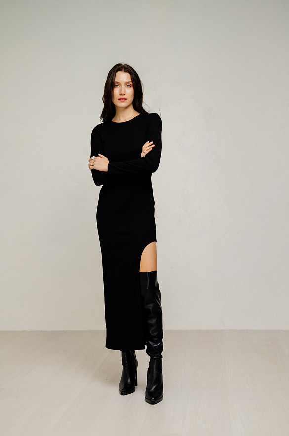 Черное платье длины миди с изящным вырезом слева. 