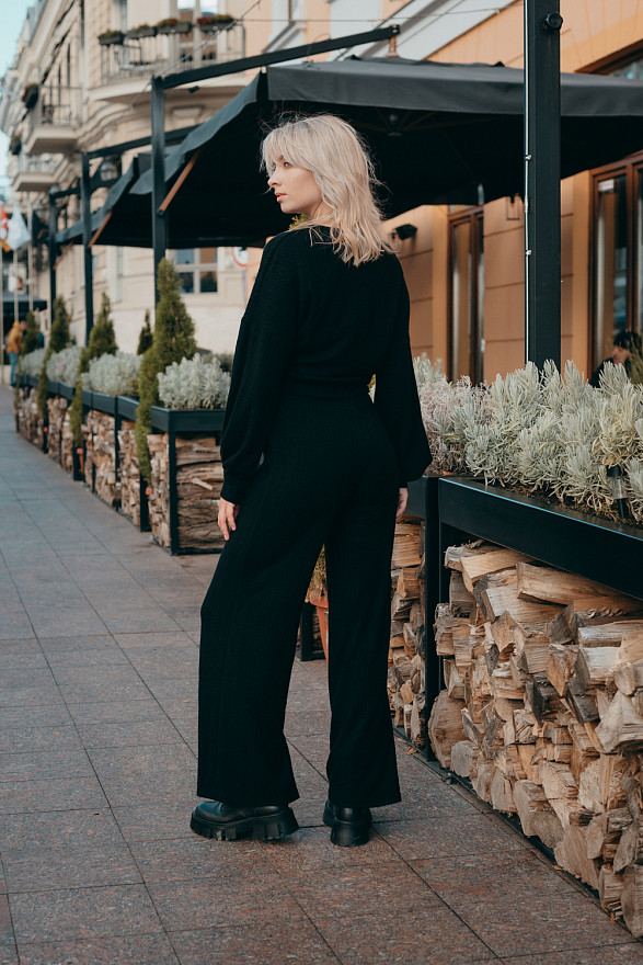 Knitted black trousers with elastic band 