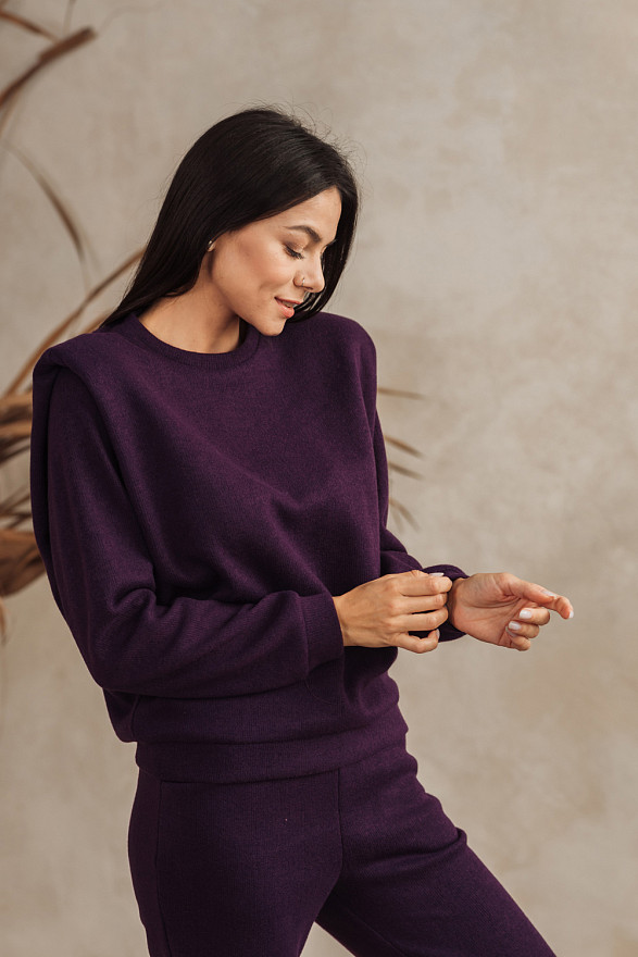 Tracksuit with shoulder pads