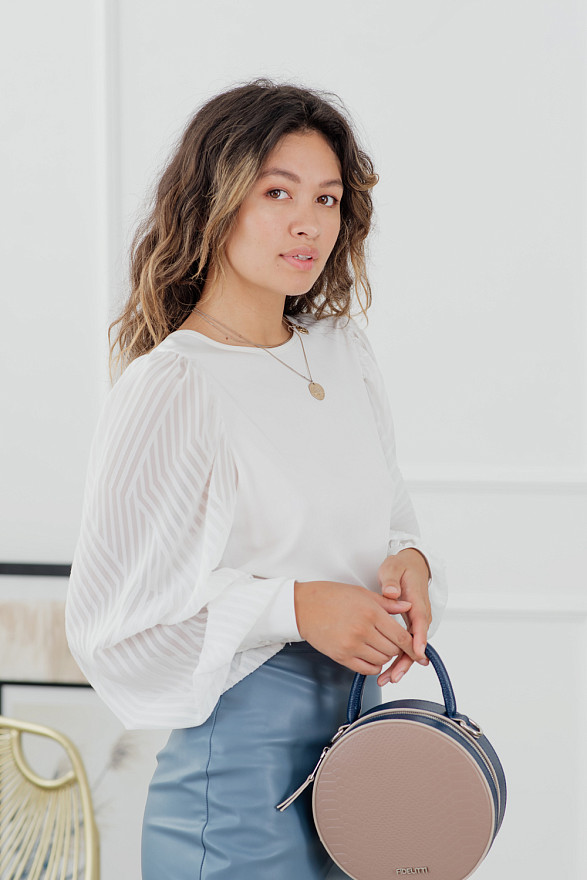 Белая блузка с объемным шифоновым рукавом