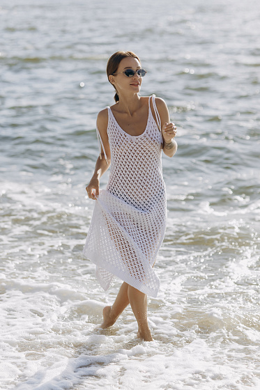 Stylish beach dress with ties with a textured knit and a slit along the side seam. The deep cutout at the back adds elegance and sexiness. An ideal choice for summer holidays and beach walks.