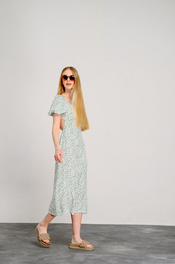 Біла сукня з фігурним вирізом на спині