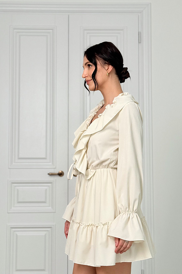 Молочное легкое платье с рюшами