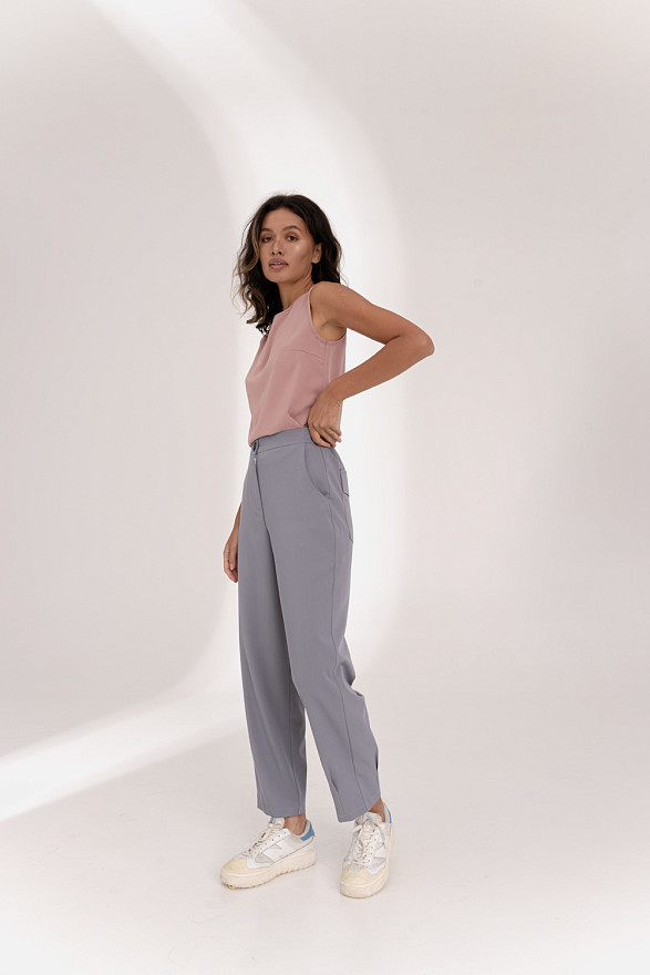 Серые брюки с поясом на резинке и защипами по низу