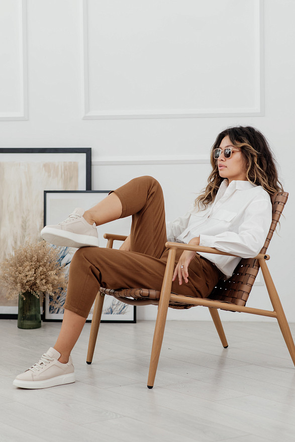 Карамельні джинси з кишенями і складками